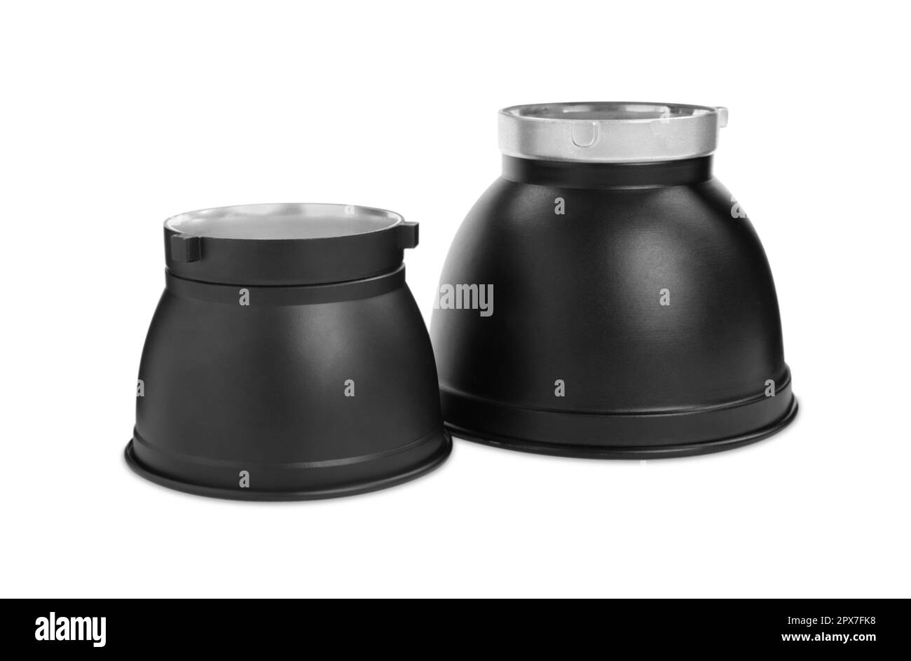 Studio Flash éclaire les réflecteurs sur fond blanc. Équipement de photographe professionnel Banque D'Images