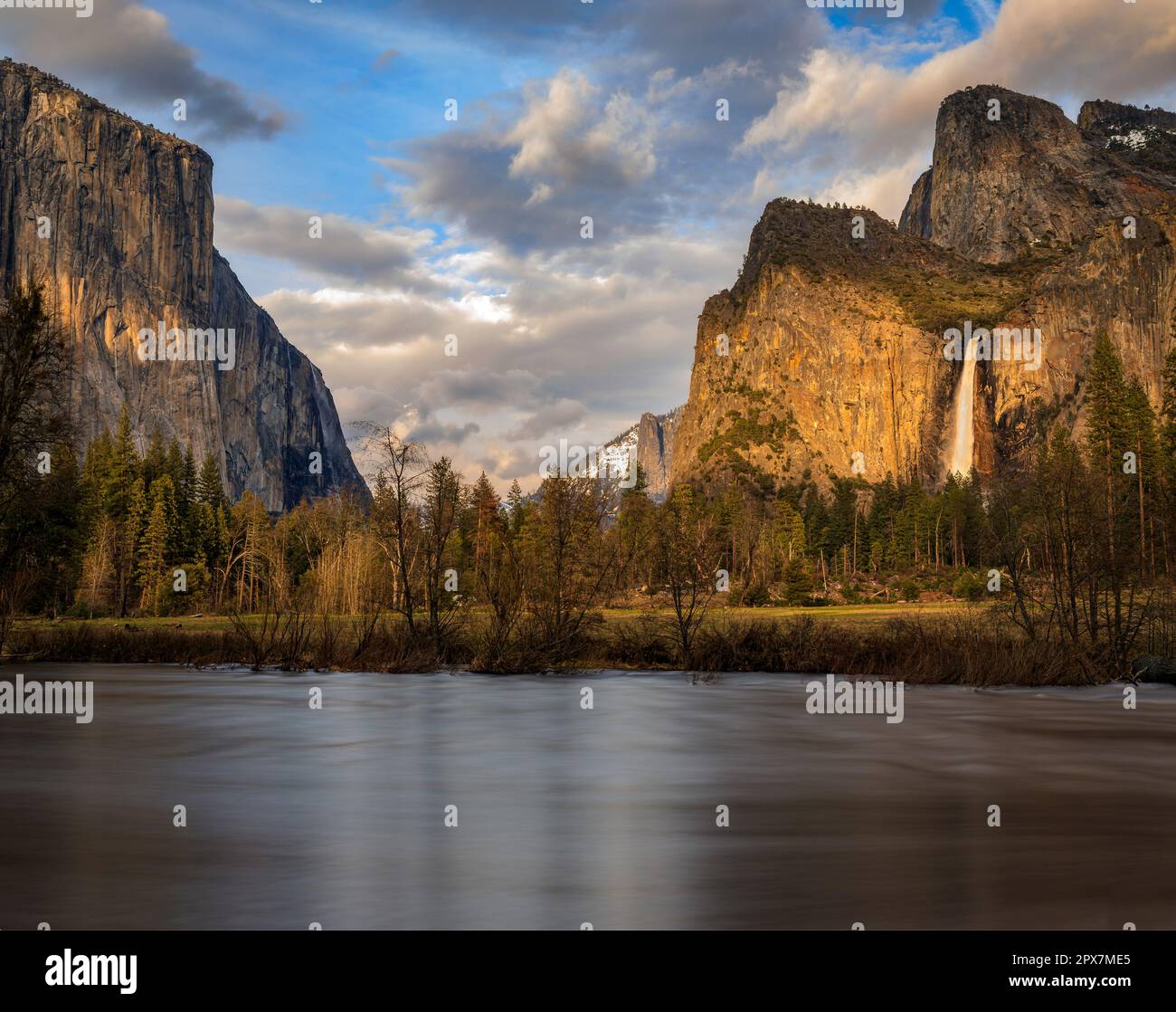 Vue panoramique de la célèbre Yosemite Valley dans le parc national de Yosemite, Sierra Nevada chaîne de montagnes en Californie, Etats-Unis Banque D'Images