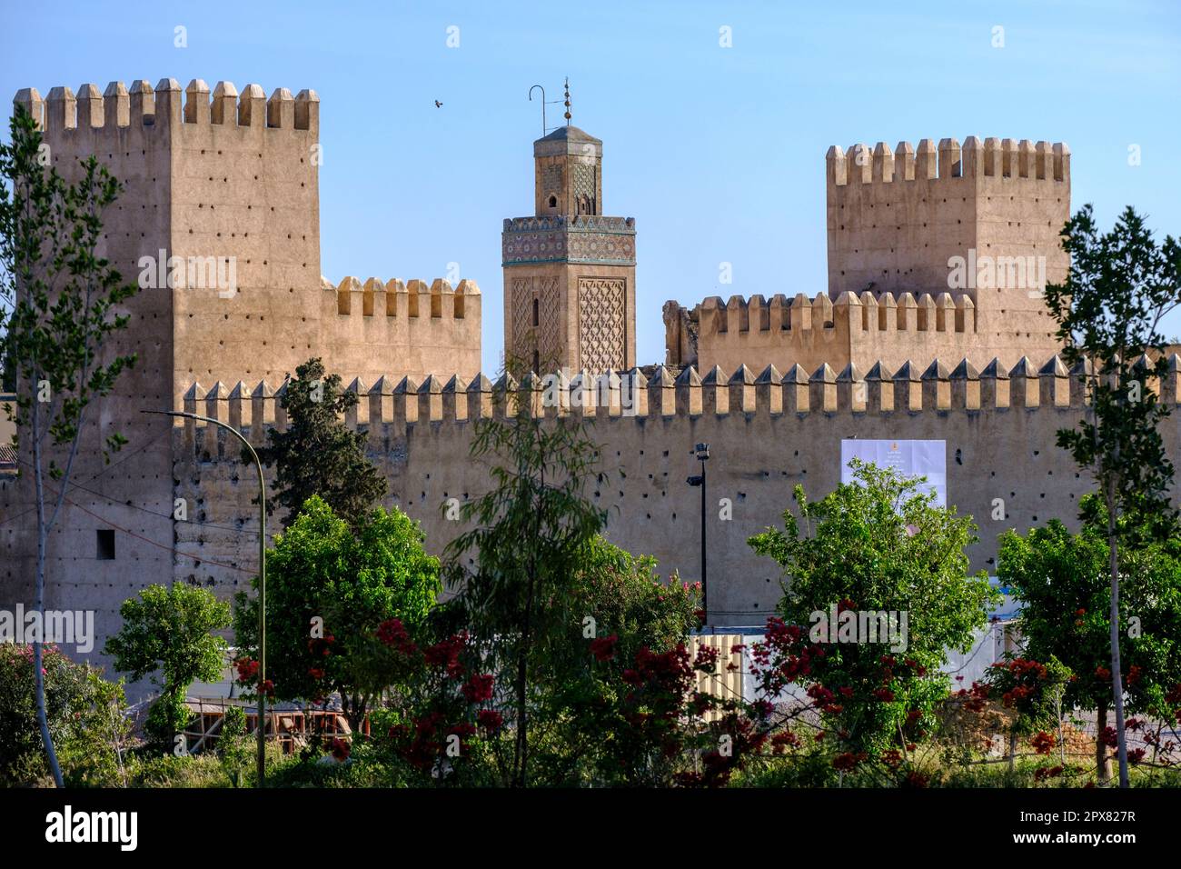 Mur extérieur et mosquée de Fes el-Jdid, maroc, afrique Banque D'Images