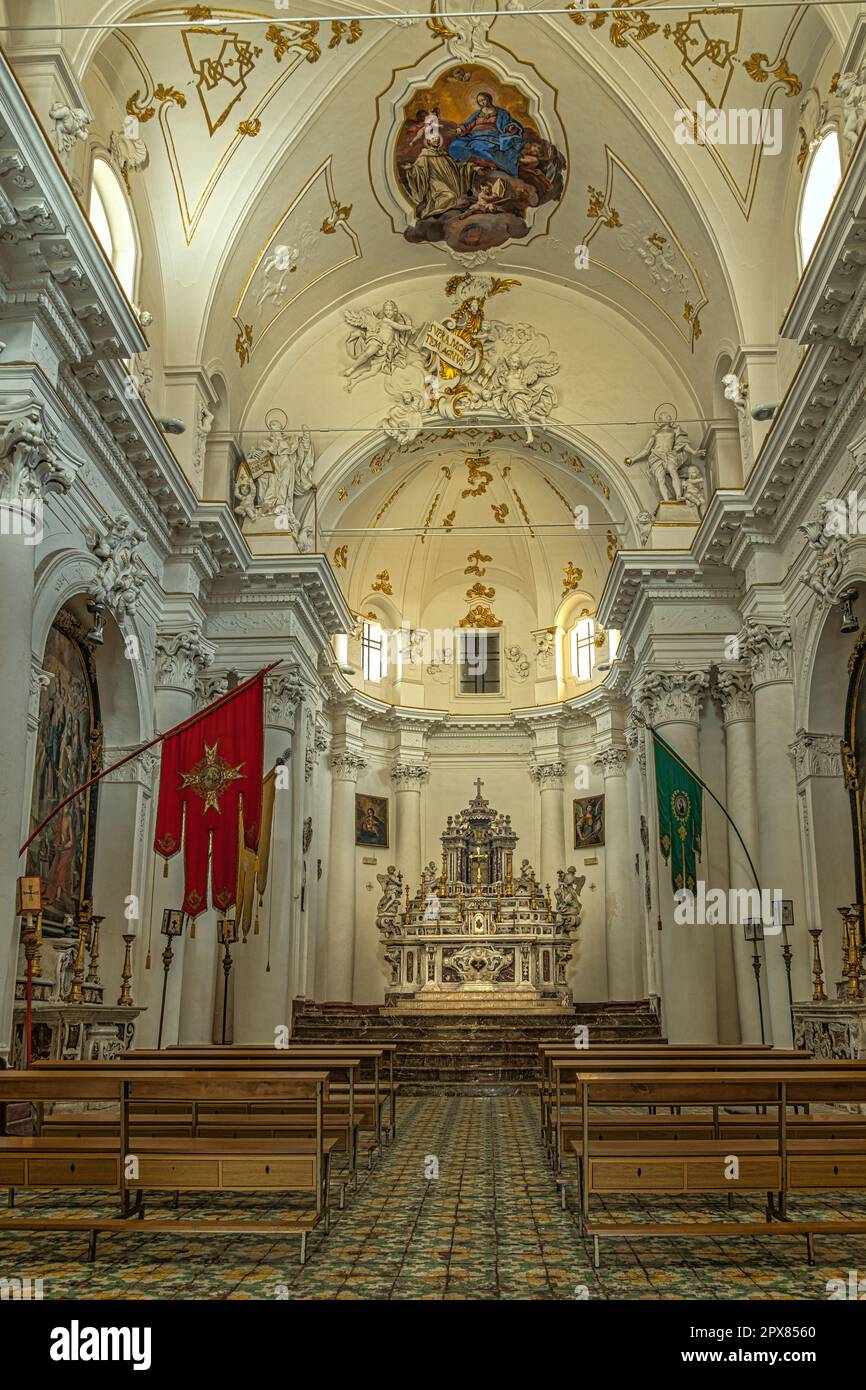 Intérieur et haut autel de l'église de Montevergine, avec plancher en céramique du XVIe siècle et les bannières des confréries. Noto, Sicile Banque D'Images