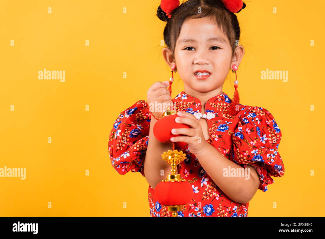 Fille Asiatique Dans Le Qipao De Cheongsam Avec Le Livre Chinois Image