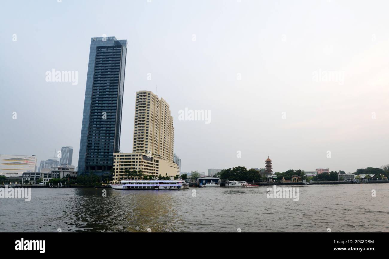 Le complexe moderne Banyan Tree condominium se trouve à côté de l'ancien bâtiment Baan Chaophraya. Bangkok, Thaïlande. Banque D'Images