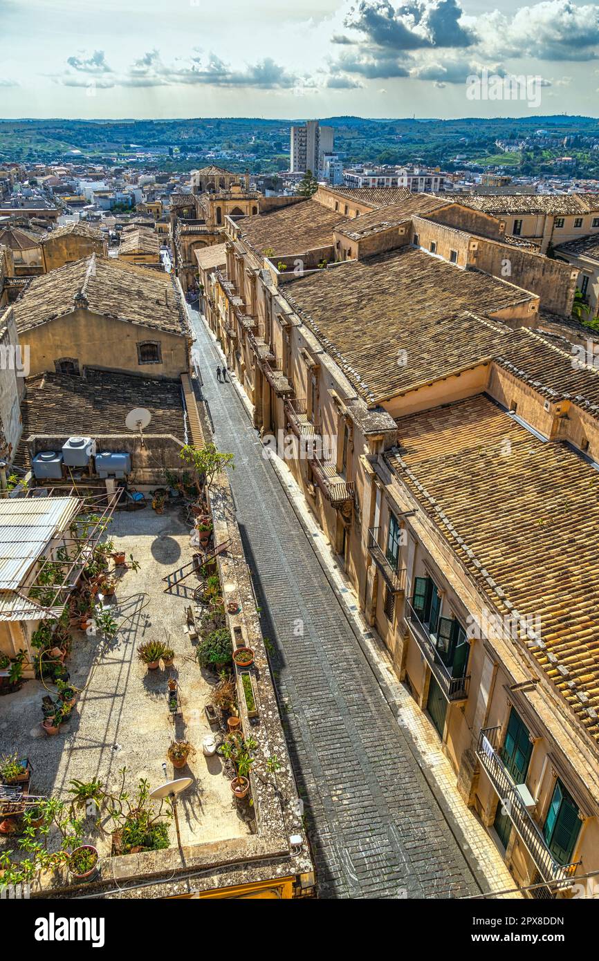 Du haut des clochers de l'église de Montevergini la via Nicolaci avec les palais baroques et la vue sur le centre historique de Noto. Banque D'Images