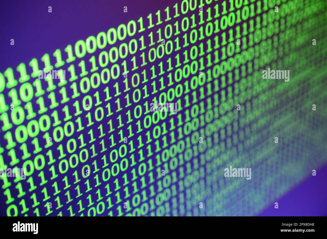 Capture macro de code binaire sur le moniteur d'un ordinateur de bureau. Le concept du travail du programmeur. Le flux des chaînes d'informations numériques Banque D'Images