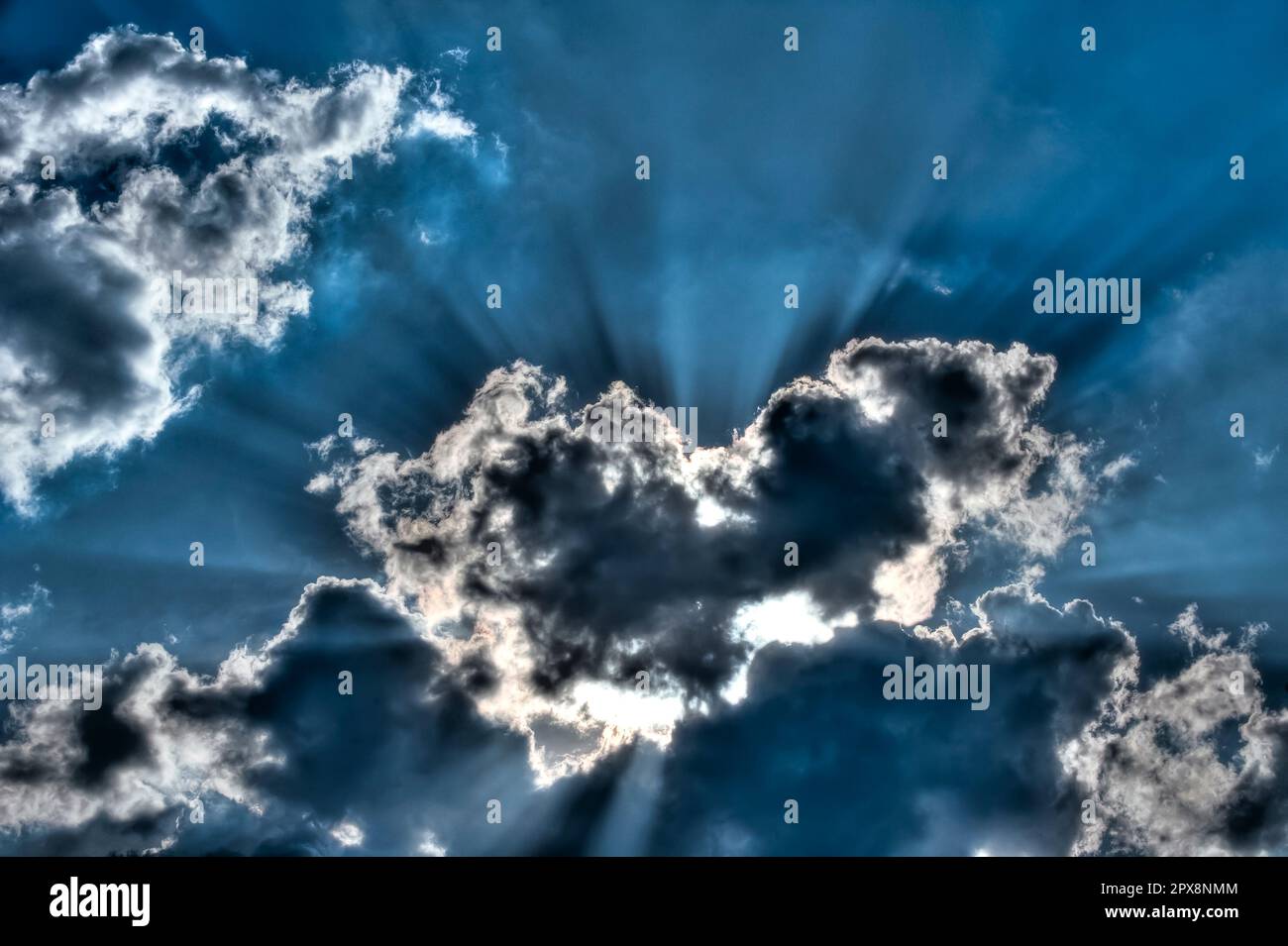 Les rayons du soleil pénètrent dans un cumulus ou un nuage de grappes Banque D'Images