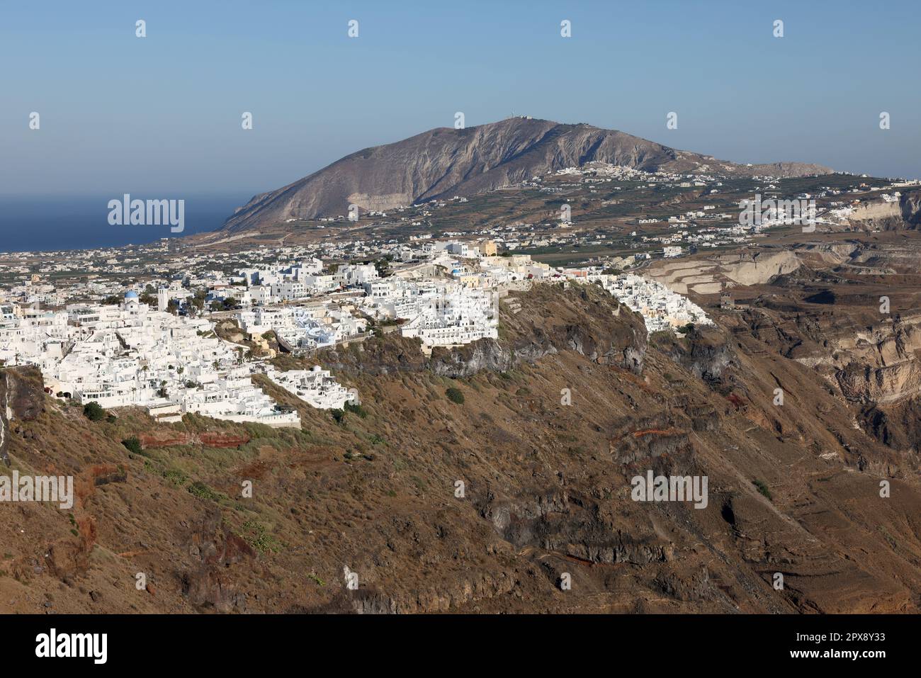 La ville blanchie à la chaux de Fira sur l'île de Santorin, Cyclades, Grèce Banque D'Images