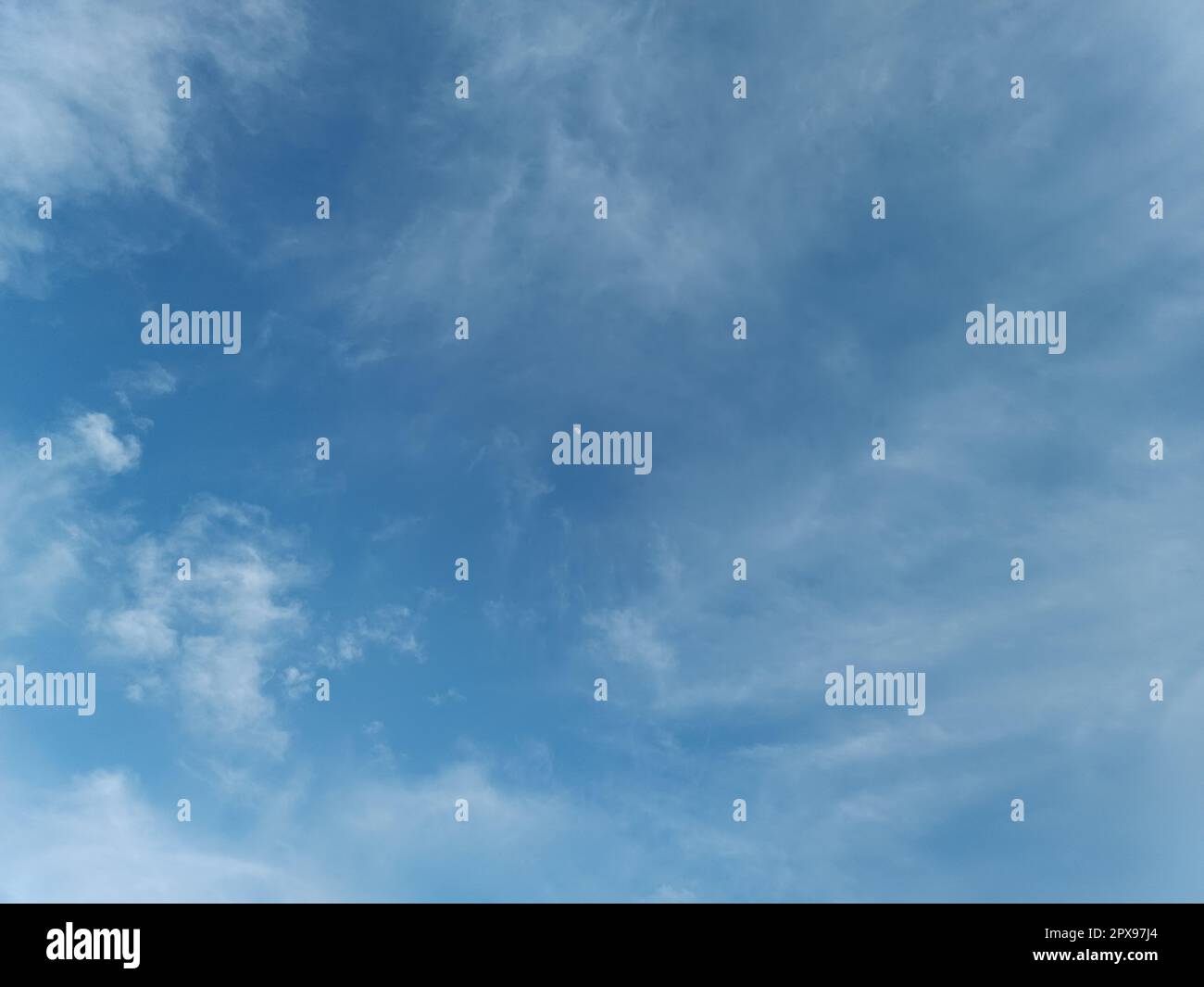 Ciel bleu vif avec nuages transparents et nouvelle lune. Effacer l'arrière-plan du ciel. Banque D'Images