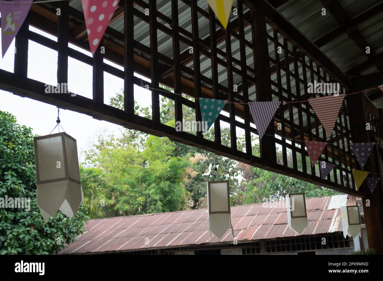 Drapeaux colorés festifs décorés sur une architecture en bois, photo de stock Banque D'Images