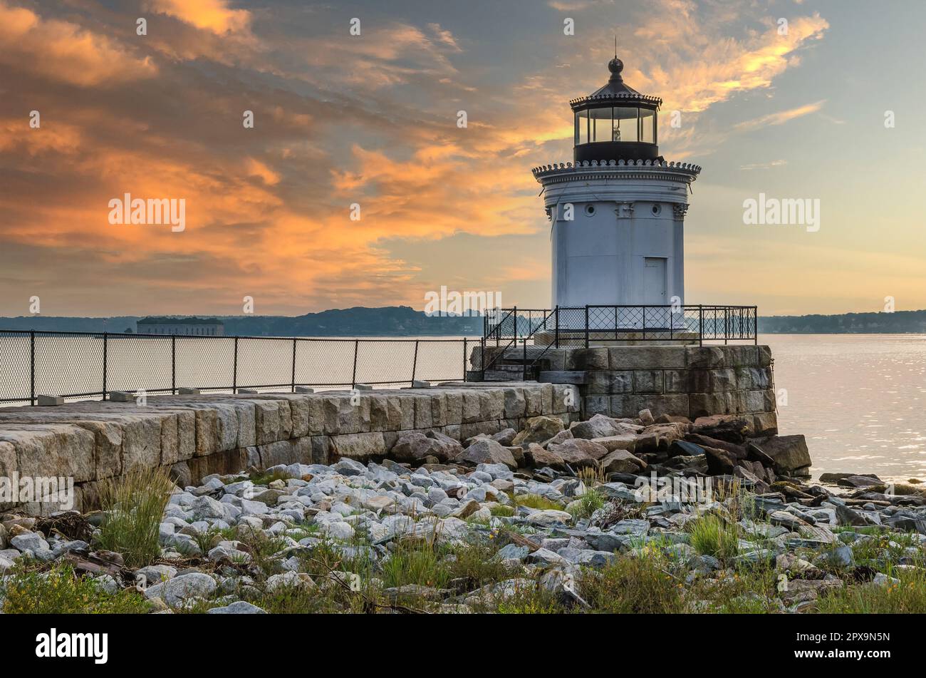 Portland Breakwater Light (également appelé Bug Light) dans le sud de Portland à l'aube avec un ciel jaune et orange, Maine, Nouvelle-Angleterre, États-Unis Banque D'Images