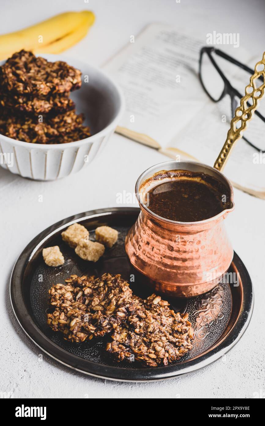 Biscuits aux flocons d'avoine à la banane avec tartiner au chocolat et café turc plateau métallique Banque D'Images