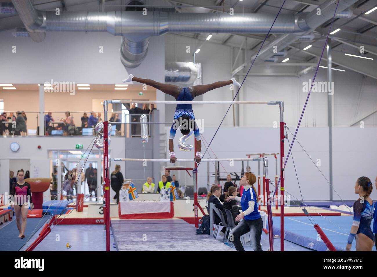 Åland Invitational 2023 Gym, Mariehamn, avril 2023. Gymnastes de Finlande, de Suède, de Norvège et du Royaume-Uni. Photo : Rob Watkins – qualification des barres irrégulières Banque D'Images