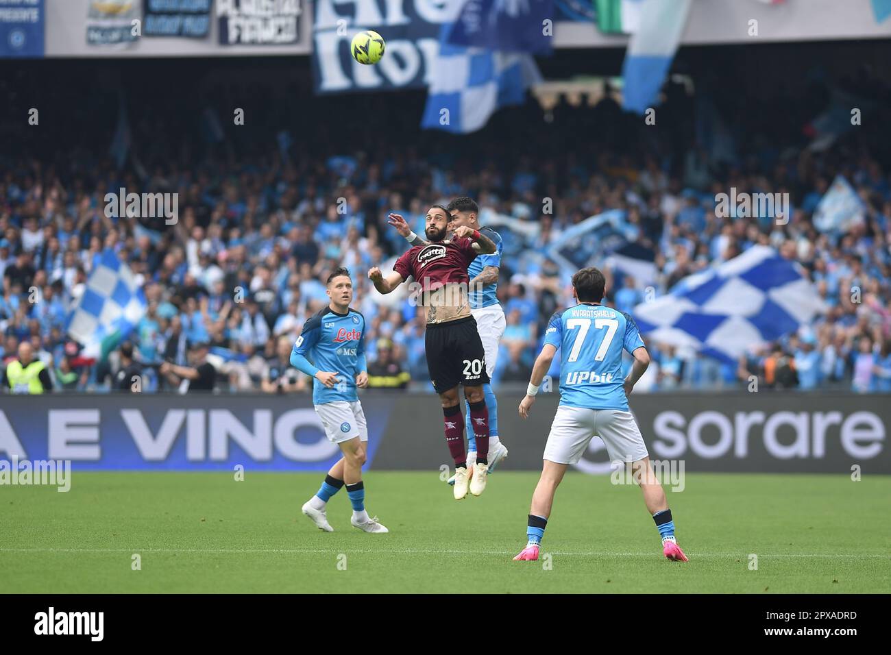 Naples, Italie. 30 avril 2023. Grigoris Kastanos de l'US Salernitana concurrence pour le ballon avec Mathias Olivera de SSC Napoli pendant la série Un pari de match Banque D'Images