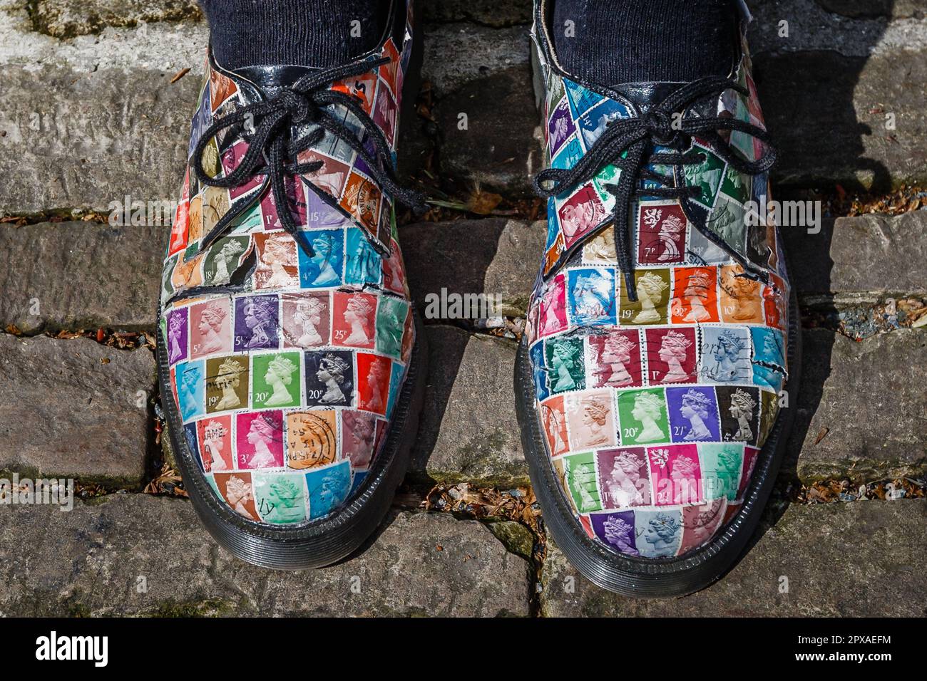 Une paire de chaussures recouvertes de timbres. Banque D'Images