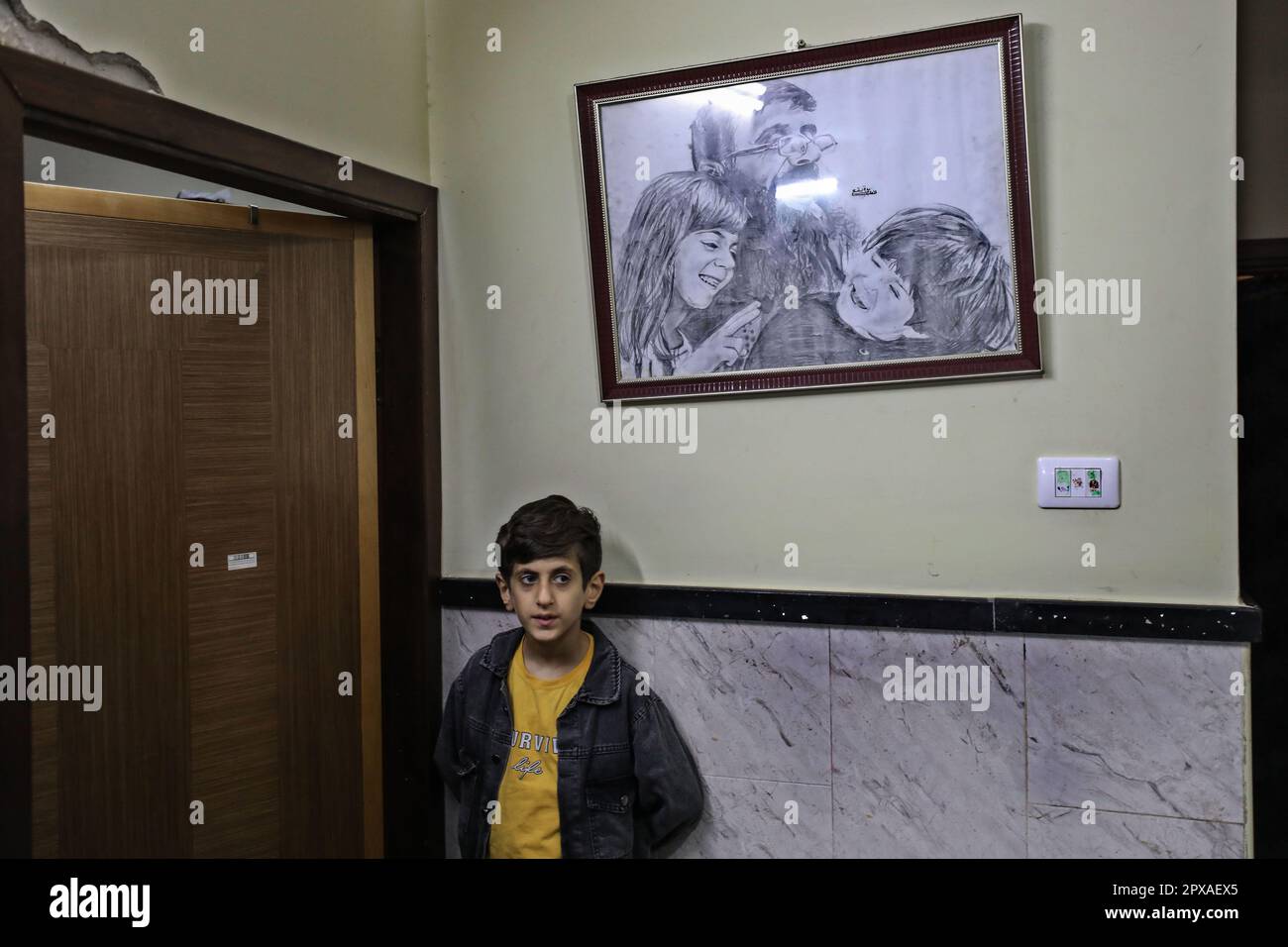 Arraba, Territoires palestiniens. 02nd mai 2023. Un enfant du prisonnier palestinien Khader Adnan se tient sous un portrait de son père après l'annonce de la mort de son père après 86 jours de grève de la faim à la prison israélienne. Credit: Ayman Nobani/dpa/Alay Live News Banque D'Images