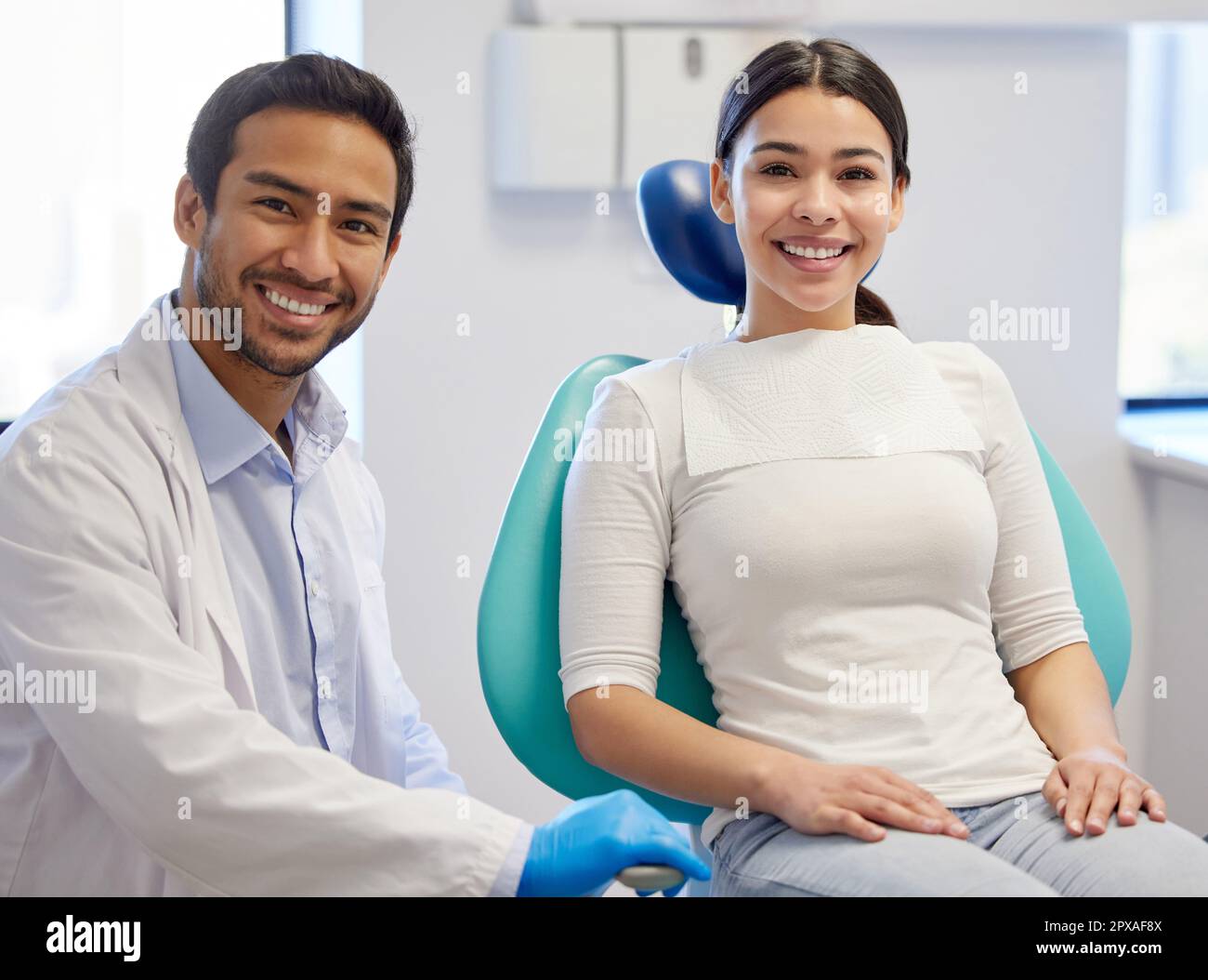 Dents saines, patient heureux. Portrait d'une jeune femme ayant une consultation avec sa patiente dans un cabinet de dentistes. Banque D'Images