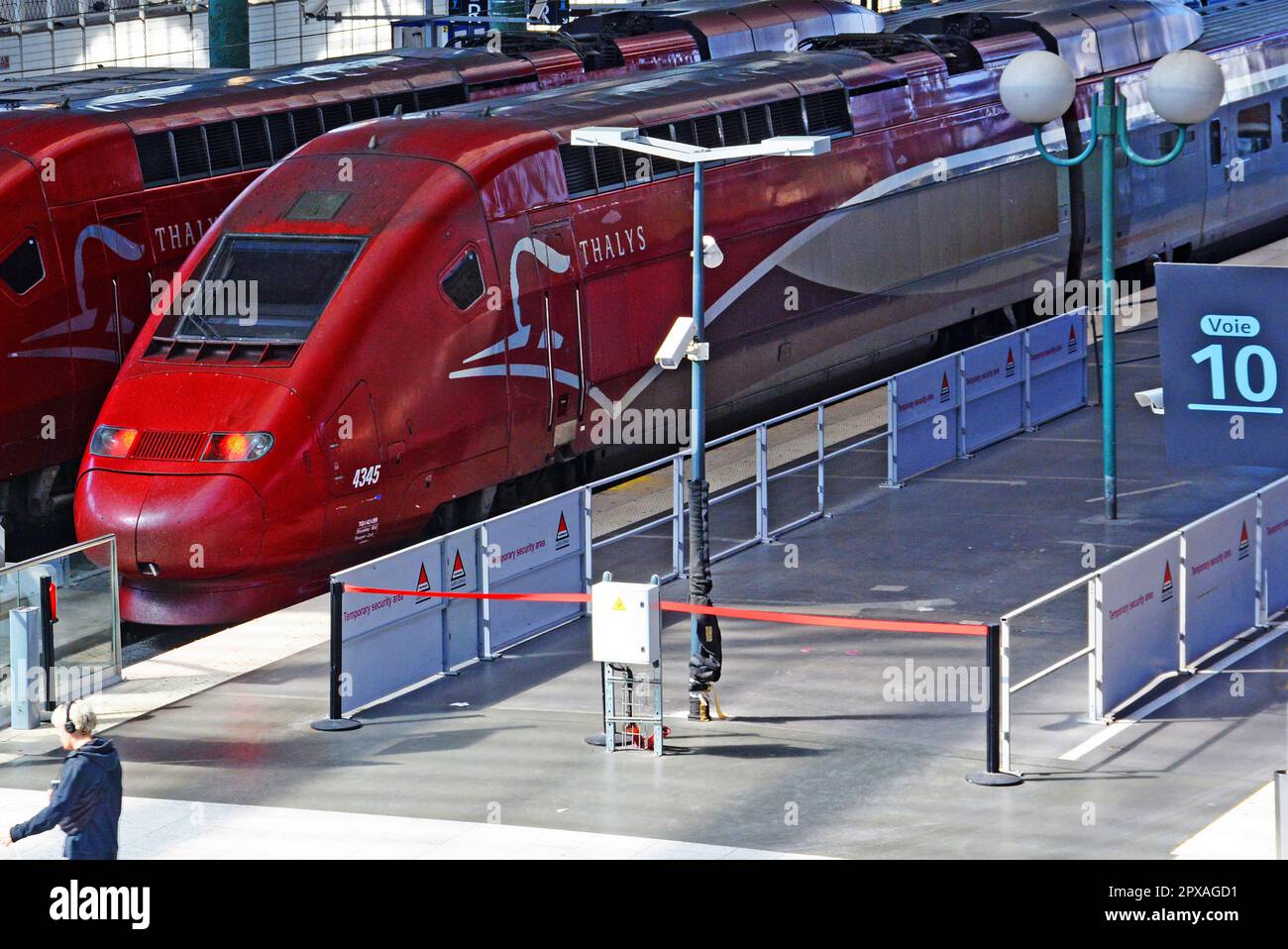 Les trains dans Nissan Largo à vendre Gare du Nord, Paris, Ile-de-France, France Banque D'Images