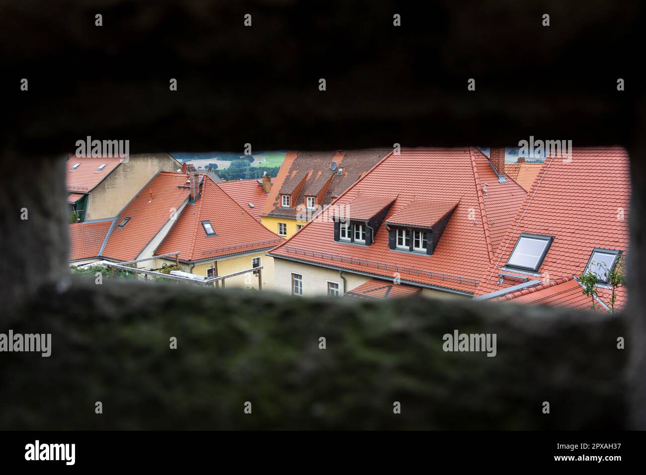 Toits des maisons de la vieille ville. Vue de la boucle Burg Stolpen (château de Stolpen). Saxe. Allemagne. Banque D'Images