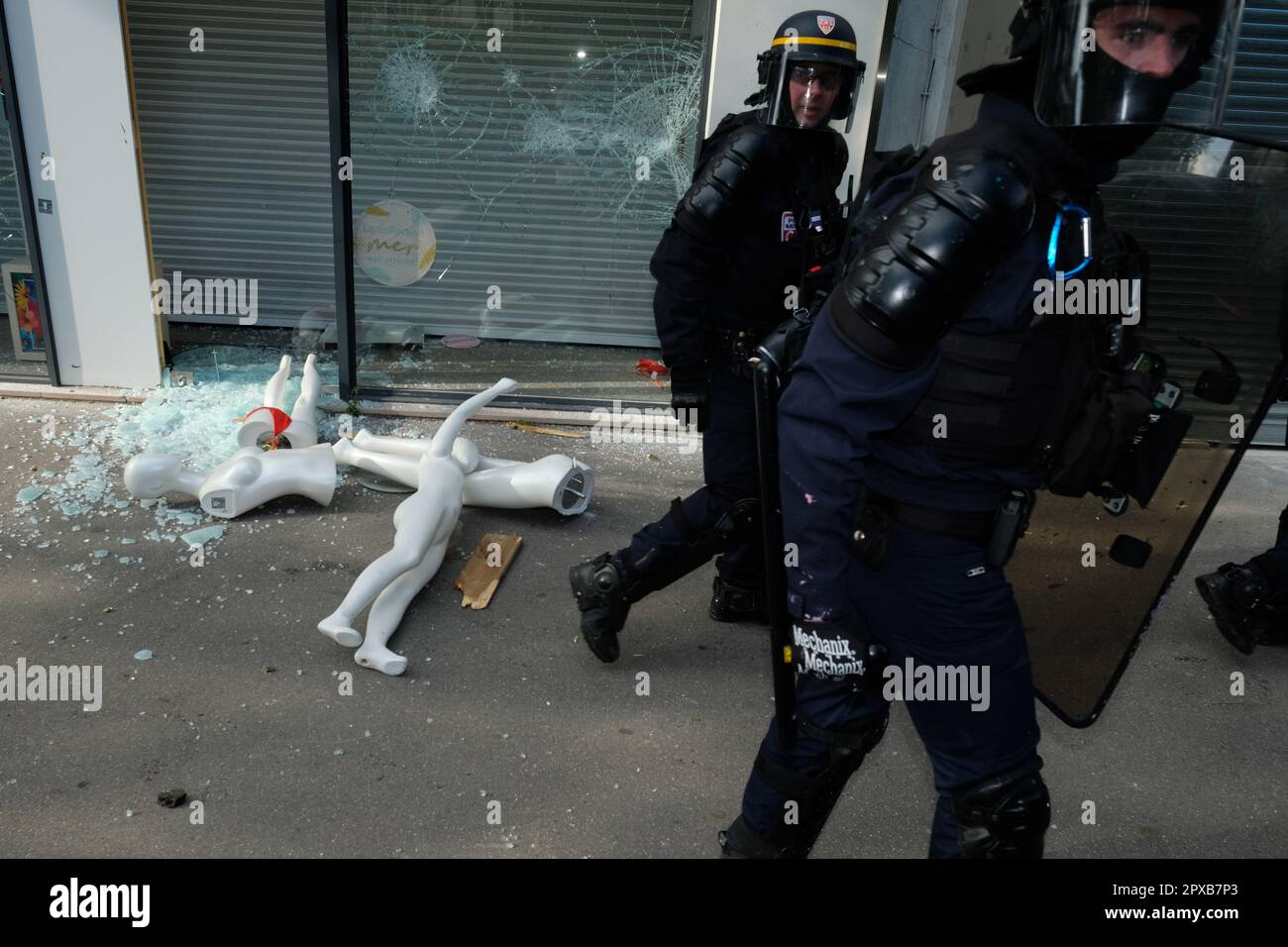 Paris, France. 1 MAI 2023. Lors de la Journée internationale du travail, également appelée le jour de mai ou la Journée du travail, plusieurs syndicats ont appelé à une grève nationale en France pour maintenir la lutte actuelle contre la réforme des retraites qui a été approuvée par le gouvernement pour faire passer l'âge de la retraite de 62 à 64 ans et qui a fait face à des résistances Des syndicats et des citoyens depuis janvier 2023. La réforme du gouvernement de Macron comprend le report de l'âge légal de la retraite et est opposée par 70% de la population française. De nombreux incendies ont été déclenchés et des confrontations avec la police, avec une quantité importante de gaz lacrymogène et Banque D'Images