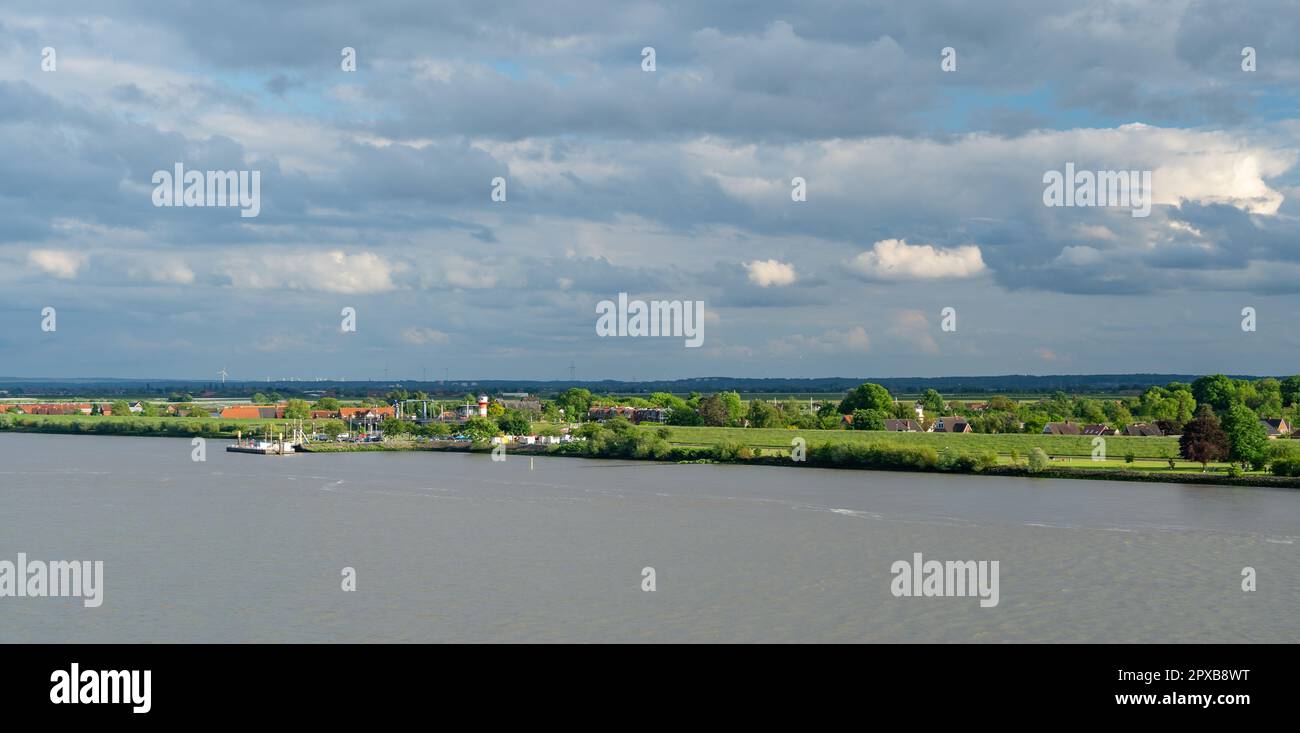 Panorama de l'Elbe près de Hambourg, dans le vieux pays, avec la jetée de Lühe, en Allemagne Banque D'Images