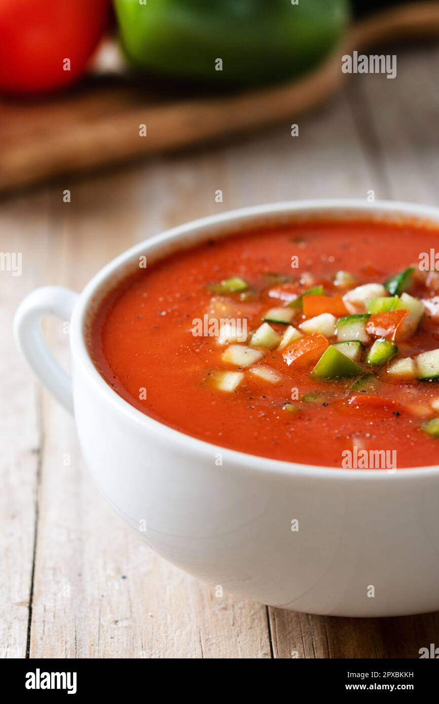 Soupe traditionnelle espagnole au gazpacho dans un bol sur une table en bois Banque D'Images