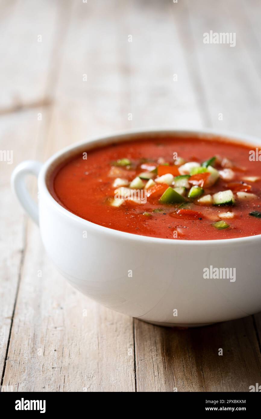 Soupe traditionnelle espagnole au gazpacho dans un bol sur une table en bois Banque D'Images