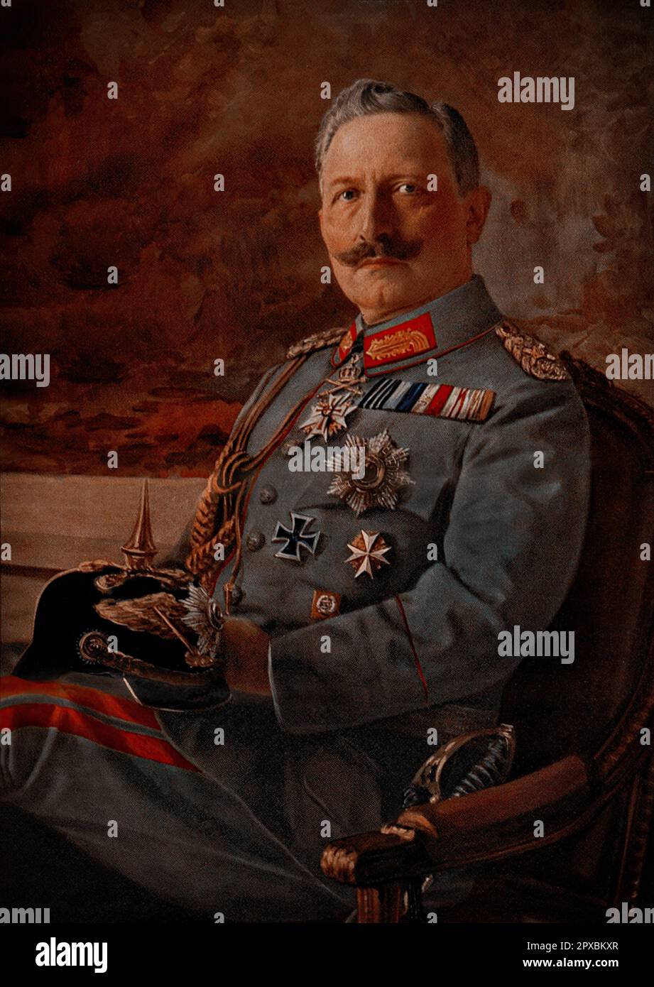 Première Guerre mondiale Commandant suprême de l'Allemagne : Kaiser Wilhelm II en uniforme de champ. 1914 Guillaume II ou Guillaume II (Friedrich Wilhelm Viktor Albert; 1859–1941) fut le dernier empereur allemand (allemand : Kaiser) et roi de Prusse du 15 juin 1888 jusqu'à son abdication le 9 novembre 1918. Malgré le renforcement de la position de l'Empire allemand en tant que grande puissance en construisant une marine puissante, ses déclarations publiques sans tact et sa politique étrangère erratique ont fortement contrarié la communauté internationale et sont considérées par beaucoup comme l'une des causes sous-jacentes de la première Guerre mondiale Quand l'effort de guerre allemand s'est effondré Banque D'Images