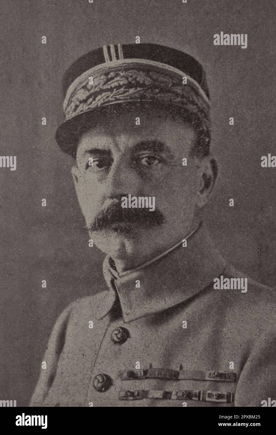 Le général français Debeney. Marie Eugène Debeney (1864 – 1943) était un général de l'armée française. Il commanda un corps à la bataille de la somme puis, au second semestre de 1917, servit de chef d'état-major au Commandant en chef français Philippe Pétain. Il commande ensuite la première armée qui, aux côtés des forces de l'Empire britannique, joue un rôle important dans les combats mobiles de 1918, y compris à la bataille d'Amiens et au Storming de la ligne Hindenburg. Il a ensuite occupé un poste important de chef d'état-major général de l'armée française en 1920s. Banque D'Images