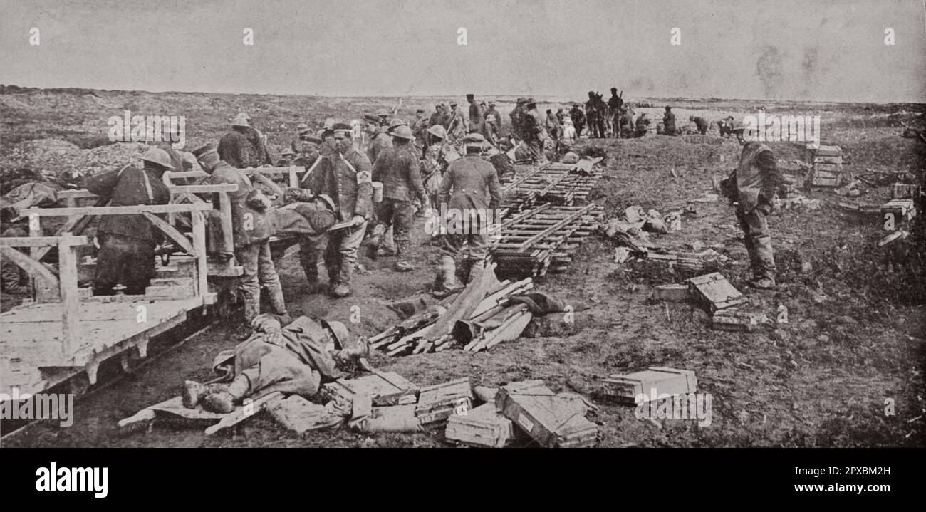 Première Guerre mondiale À l'arrière: Le rassemblement des blessés afin des évacuer dans les wagons de chemin de fer. 1917 Banque D'Images