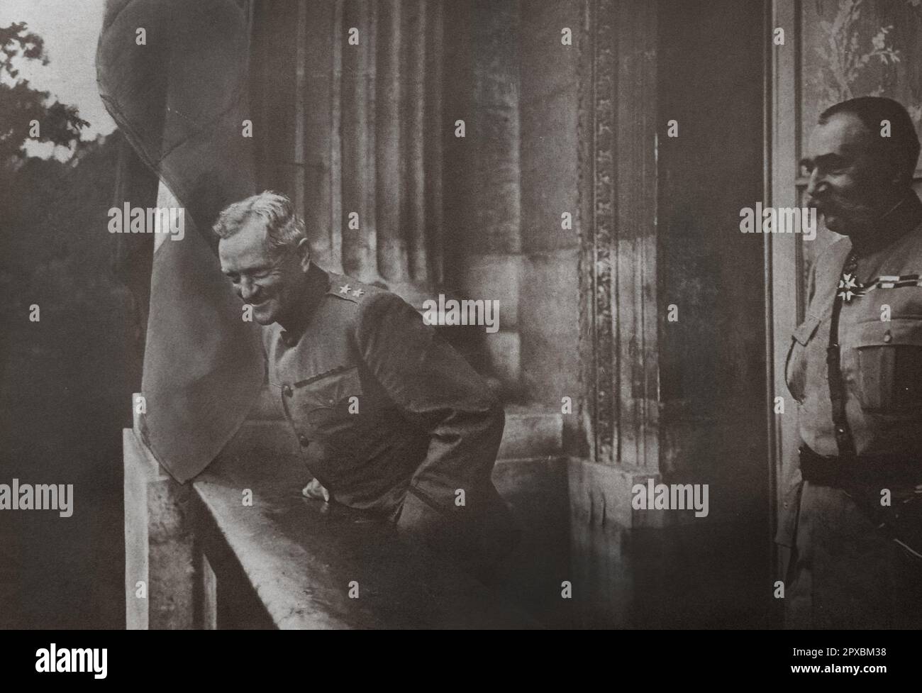 Première Guerre mondiale Les ovations de Paris. Sur le balcon de l'Hôtel Crillon, place de la Concorde, le général Pershing remercie avec un sourire la population parisienne qui l'accueille: À côté de lui, le général Pelletier. Banque D'Images Première Guerre mondiale Les ovations de Paris. Sur le balcon de l'Hôtel Crillon, place de la Concorde, le général Pershing remercie avec un sourire la population parisienne qui l'accueille: À côté de lui, le général Pelletier. Banque D'Images