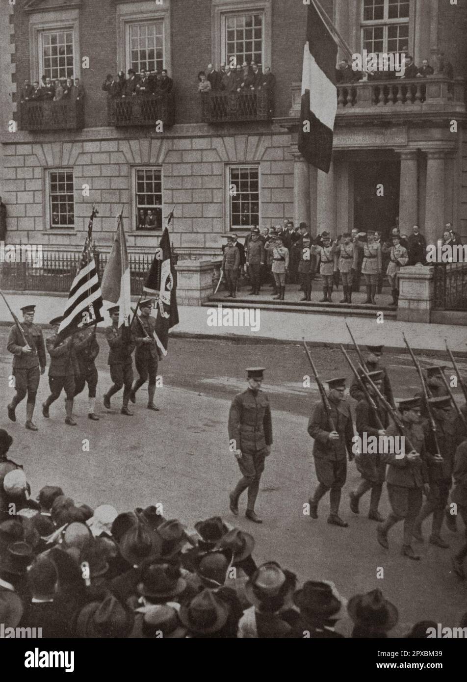 Première Guerre mondiale La première mission militaire française aux Etats-Unis. Le régiment de la célèbre Université Harvard parades devant les officiers des groupes de mission sur le porche du club de Harvard, à Boston. Banque D'Images