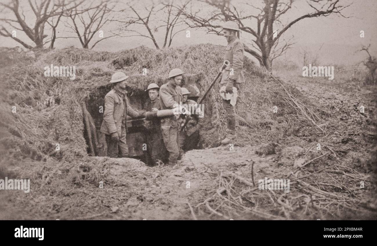 Première Guerre mondiale Les Américains sur le front. Une arme de 75mm couverts de camouflage et de ses commandants américains. Banque D'Images