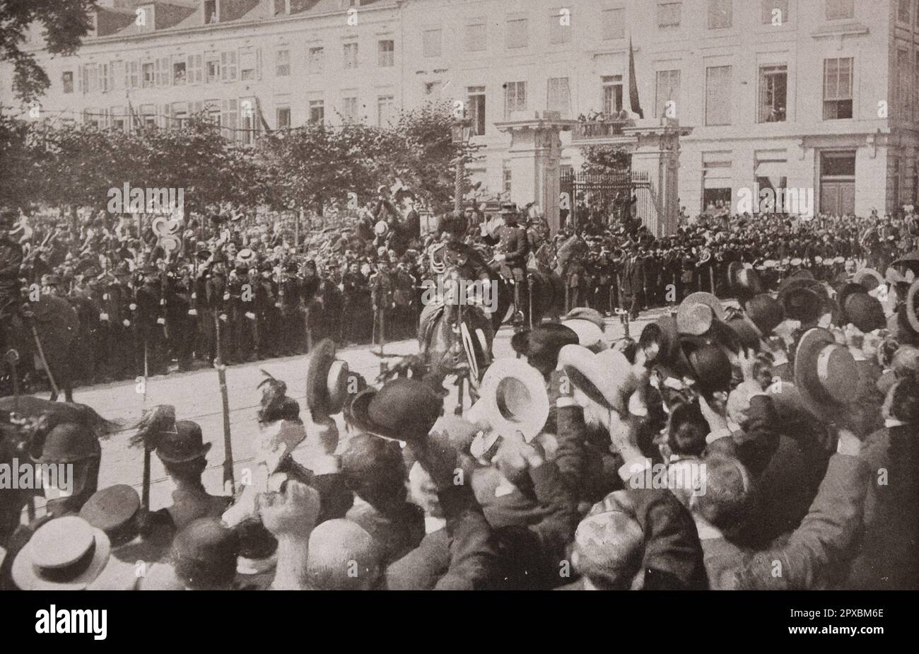 Première Guerre mondiale La Belgique en guerre. 1914 le roi des Belges, qui va au Parlement, est acclamé par la population bruxelloise. Banque D'Images