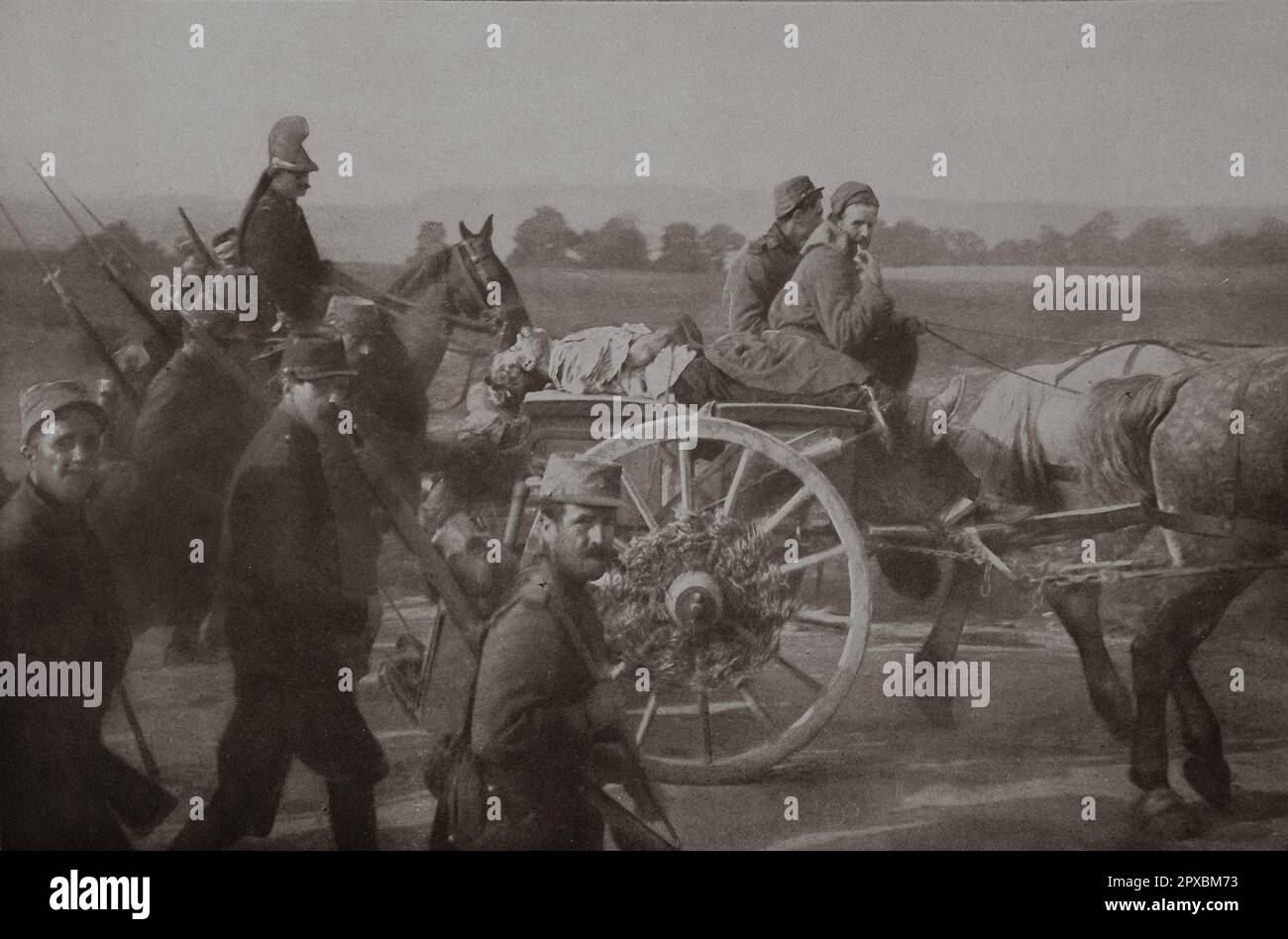 Première Guerre mondiale La France en guerre. Les soldats français portent le corps d'un soldat allemand assassiné sur une charrette, l'un de ceux qui voulaient conquérir la France Banque D'Images