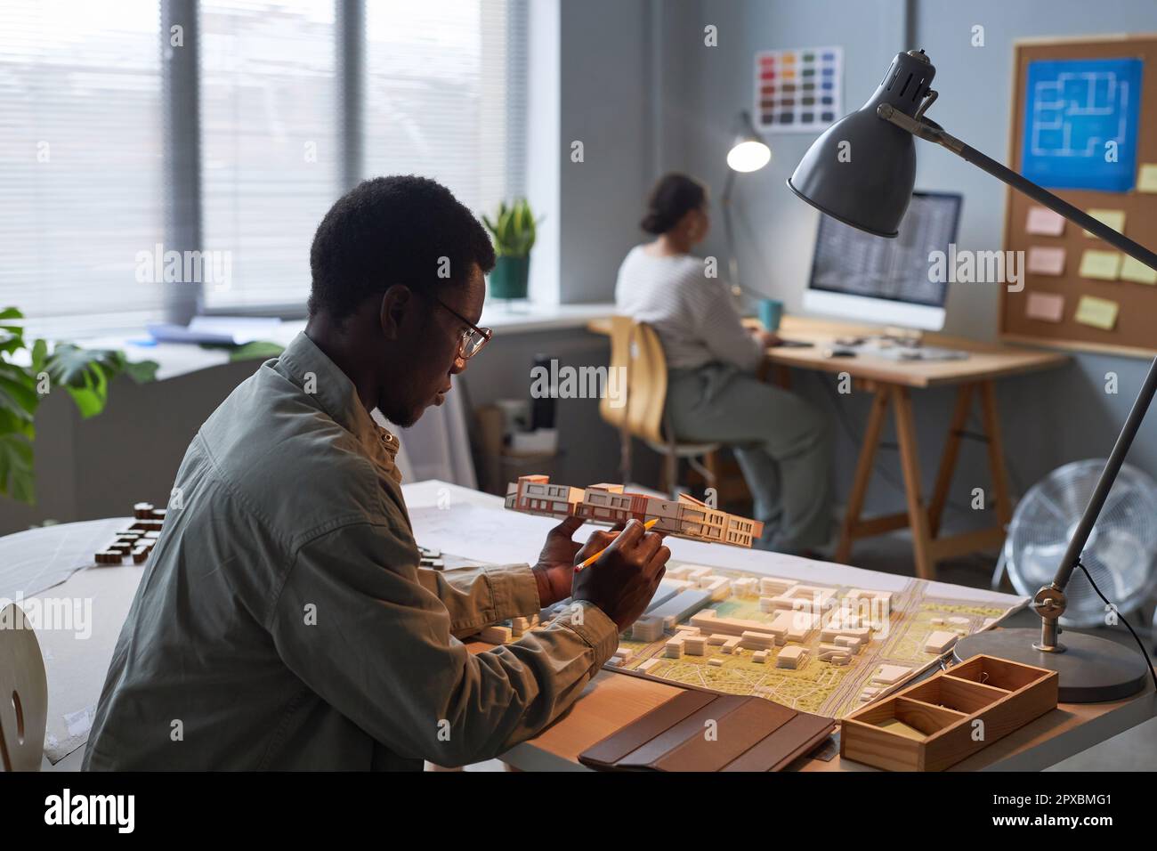 Architecte afro-américain développant un nouveau modèle de construction à table, il travaille sur un nouveau projet Banque D'Images