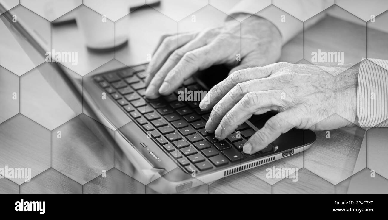 Hommes dactylographiant sur le clavier d'ordinateur portable, motif géométrique Banque D'Images