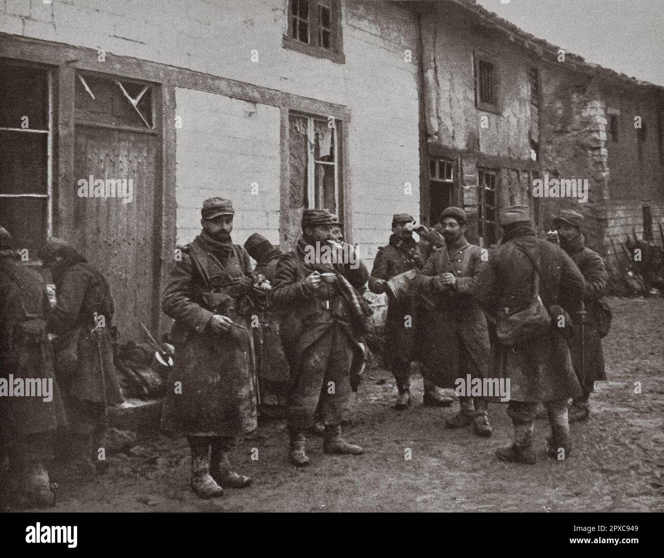 Première Guerre mondiale La France en guerre. Une rue à Souain, 21 décembre 1914, à 8 h 1/2 du matin: 10 hommes ont du café avant d'aller se battre; dans une heure, ils seront au feu. Banque D'Images