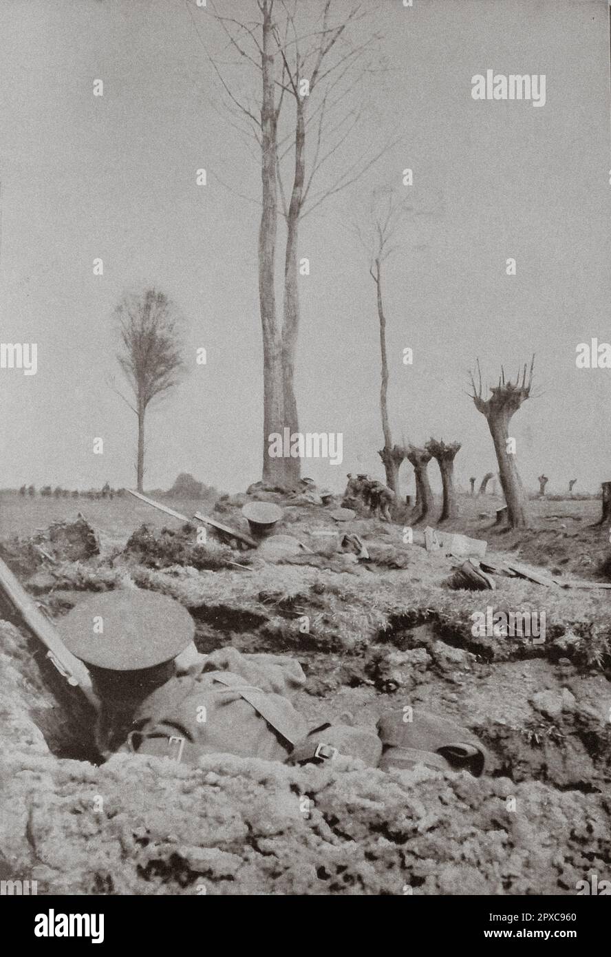 Première Guerre mondiale La deuxième bataille d'Ypres. Dans le secteur anglais: Les 'King's Liverpools' dans la première ligne, avant l'attaque. Au cours de la première Guerre mondiale, la deuxième bataille d'Ypres a été menée du 22 avril au 25 mai 1915 pour le contrôle du terrain élevé tactiquement important à l'est et au sud de la ville flamande d'Ypres, dans l'ouest de la Belgique. La première bataille d'Ypres avait été menée l'automne précédent. La deuxième bataille d'Ypres a été la première utilisation massive par l'Allemagne de gaz toxiques sur le front occidental. Banque D'Images