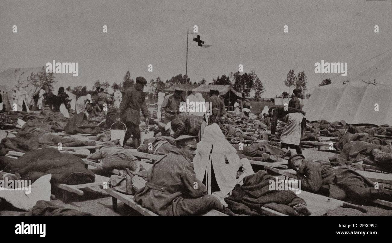 Première Guerre mondiale La Russie en guerre. L'aide aux soldats russes empoisonnés par les gaz asphyxiants utilisés par l'ennemi. Banque D'Images