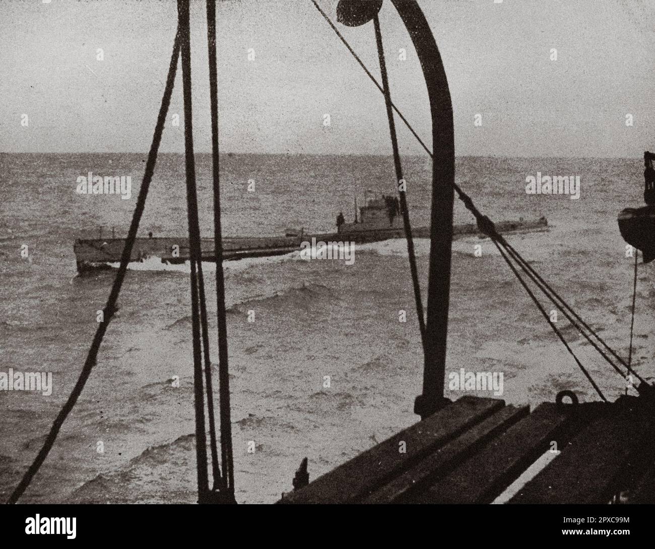 Première Guerre mondiale Le sous-marin U-29, à côté du bateau à vapeur anglais « Headlands » qu'il couchera devant les îles de Scilly, photographié par le capitaine des « Headlands », deux minutes avant le départ de la torpille. Banque D'Images