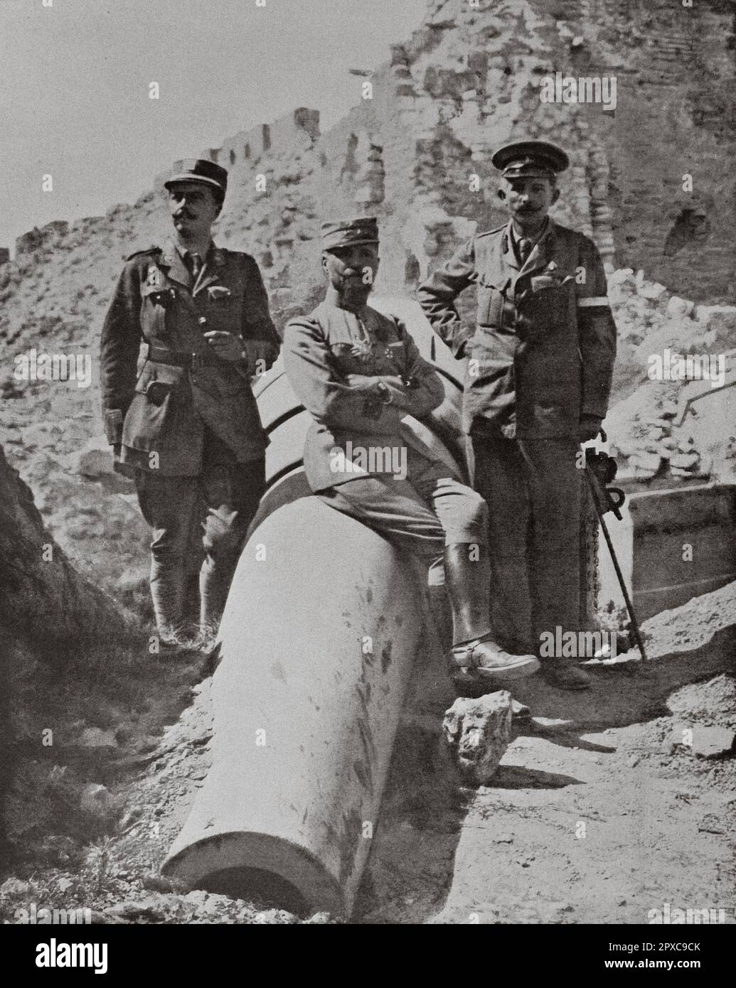 Première Guerre mondiale Dans les ruines de Sedul-Bahr. Le général Gouraud, sur une arme turque détruite. Banque D'Images