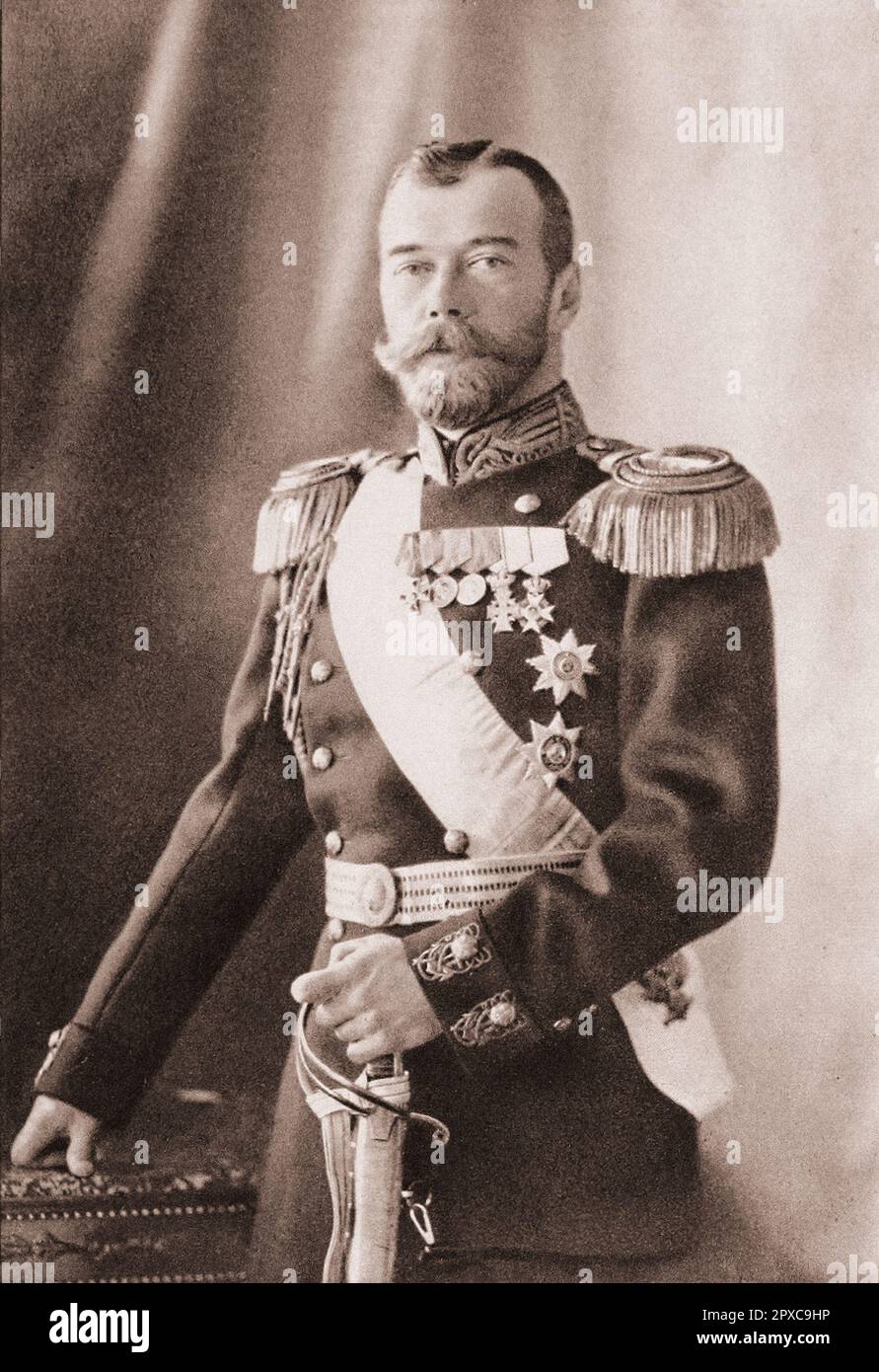 Nicholas II de Russie. Nicolas II ou Nikolai II Alexandrovitch Romanov (1868 – 1918), connu dans l'Eglise orthodoxe russe sous le nom de Saint Nicolas le porteur de la passion, fut le dernier empereur de toute la Russie, régnant de novembre 1894 jusqu'à son abdication en mars 1917. Au cours de son règne, la Russie a entrepris une série de réformes, notamment l'introduction des libertés civiles, des programmes d'alphabétisation, de la représentation de l'État et des initiatives visant à moderniser l'infrastructure de l'empire. Banque D'Images