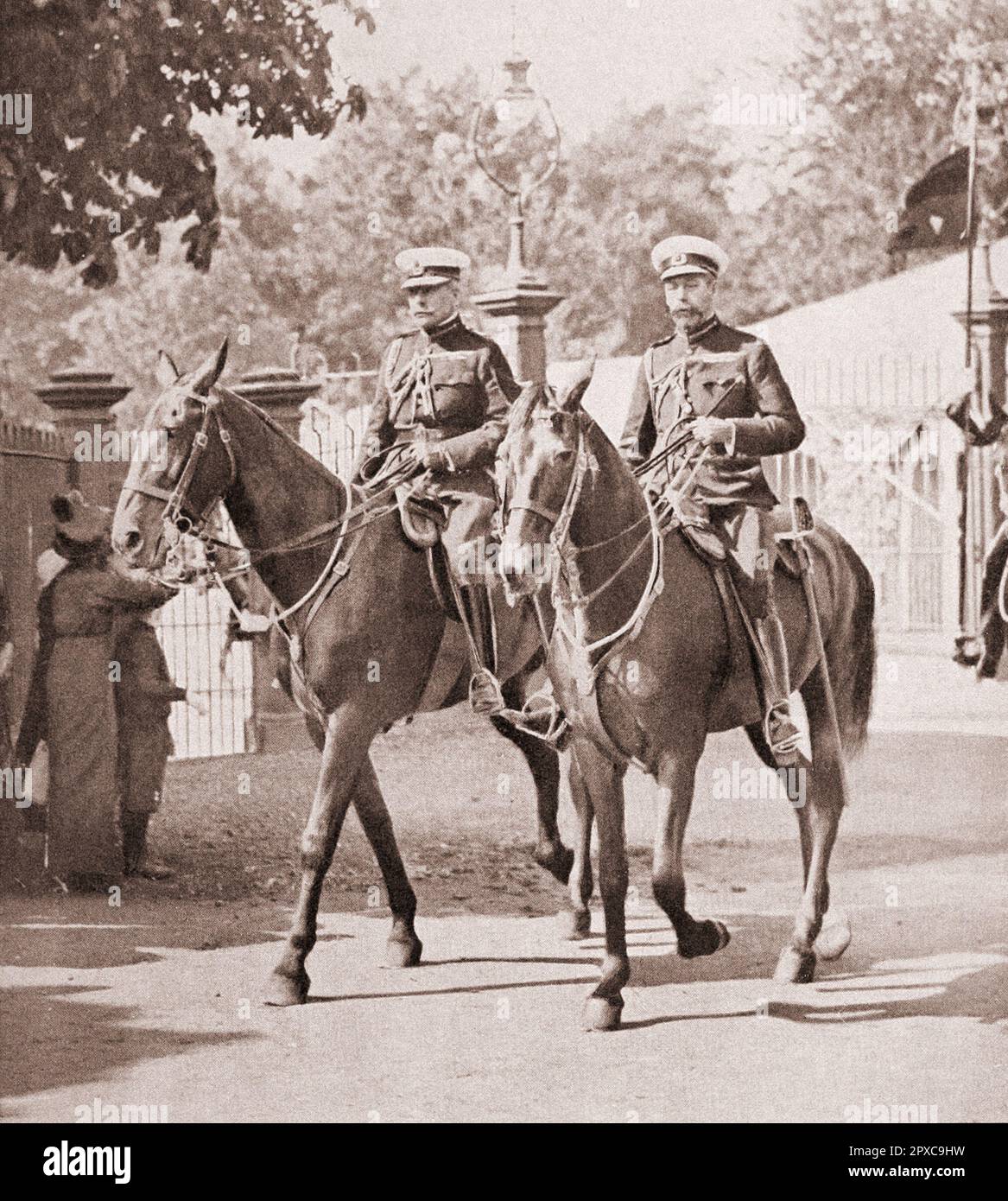 George V et lord Herbert Kitchener, George V (George Frederick Ernest Albert; 1865 – 1936) fut roi du Royaume-Uni et des dominions britanniques, et empereur de l'Inde, du 6 mai 1910 jusqu'à sa mort en 1936. Banque D'Images