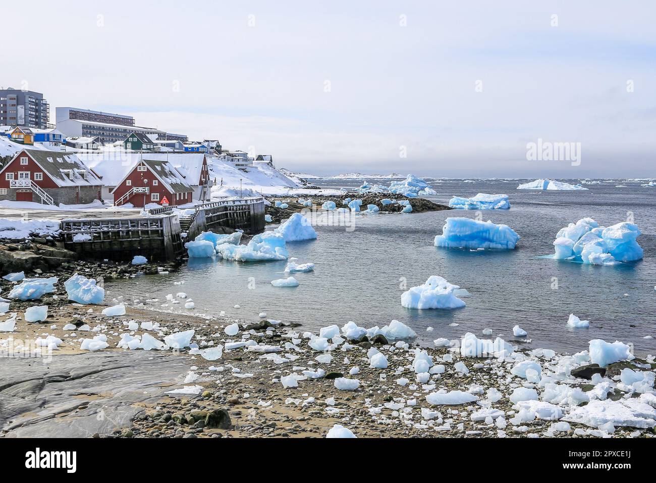 Panorama du vieux port de Nuuk avec des icebergs bleus qui dérivent dans le lagon, Nuuk, Groenland Banque D'Images