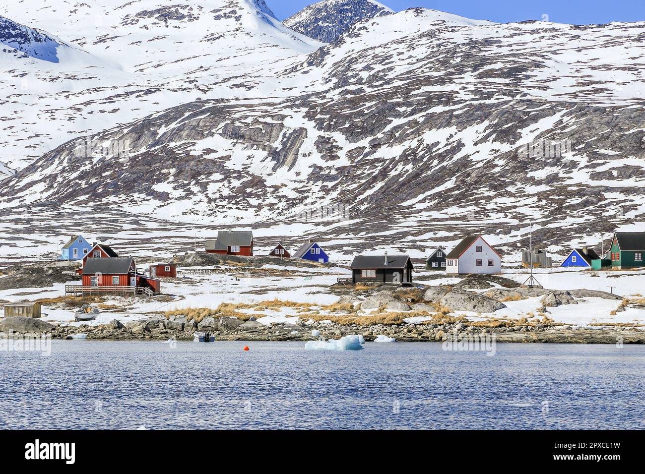 Qoornoq ancien village de pêcheurs, avec des chalets de résidence d'été inuits au milieu du fjord de Nuuk Banque D'Images