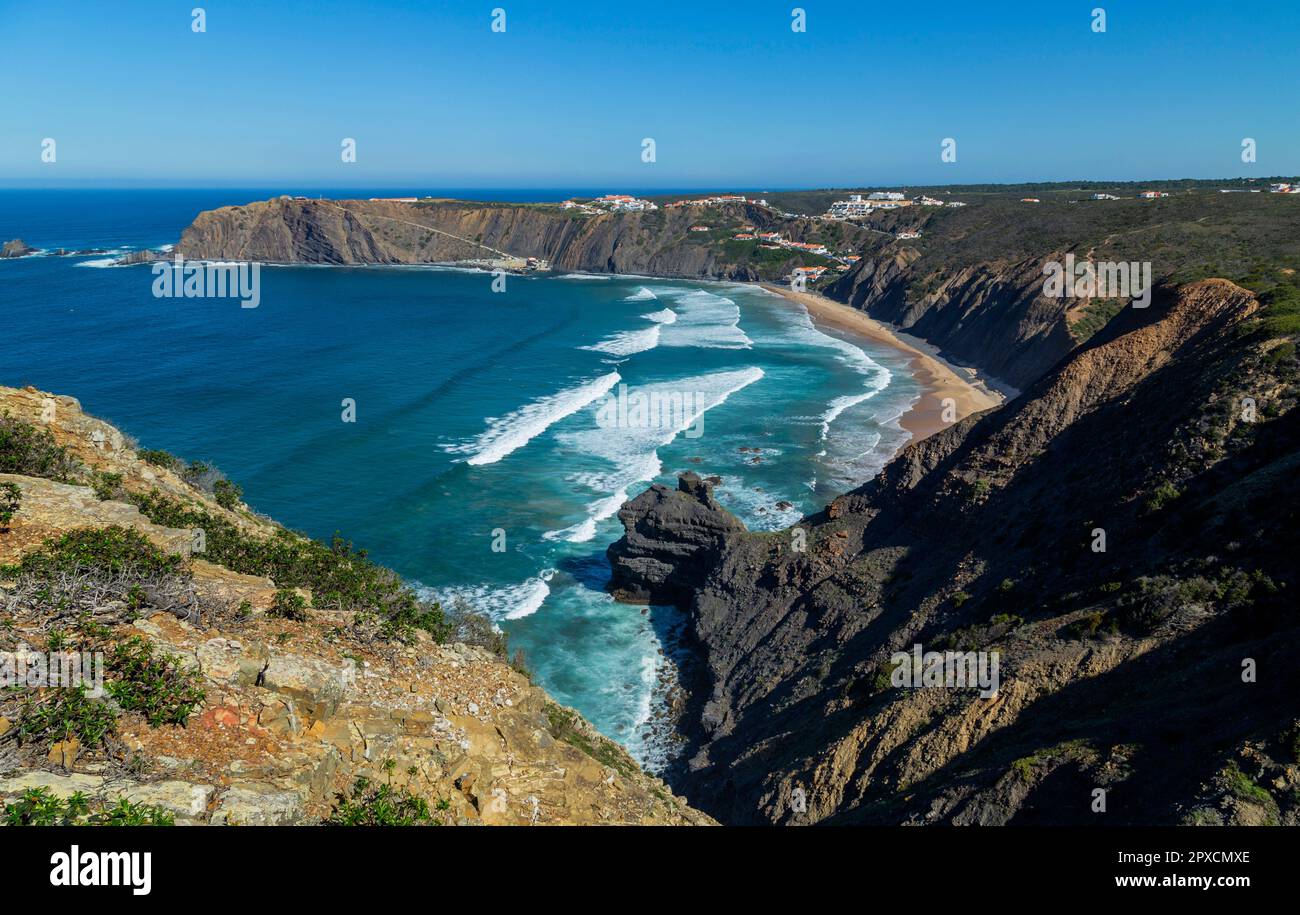 Plage d'Arrifana dans le sud-ouest de l'Alentejo et le parc naturel de la Costa Vicentina, Portugal Banque D'Images