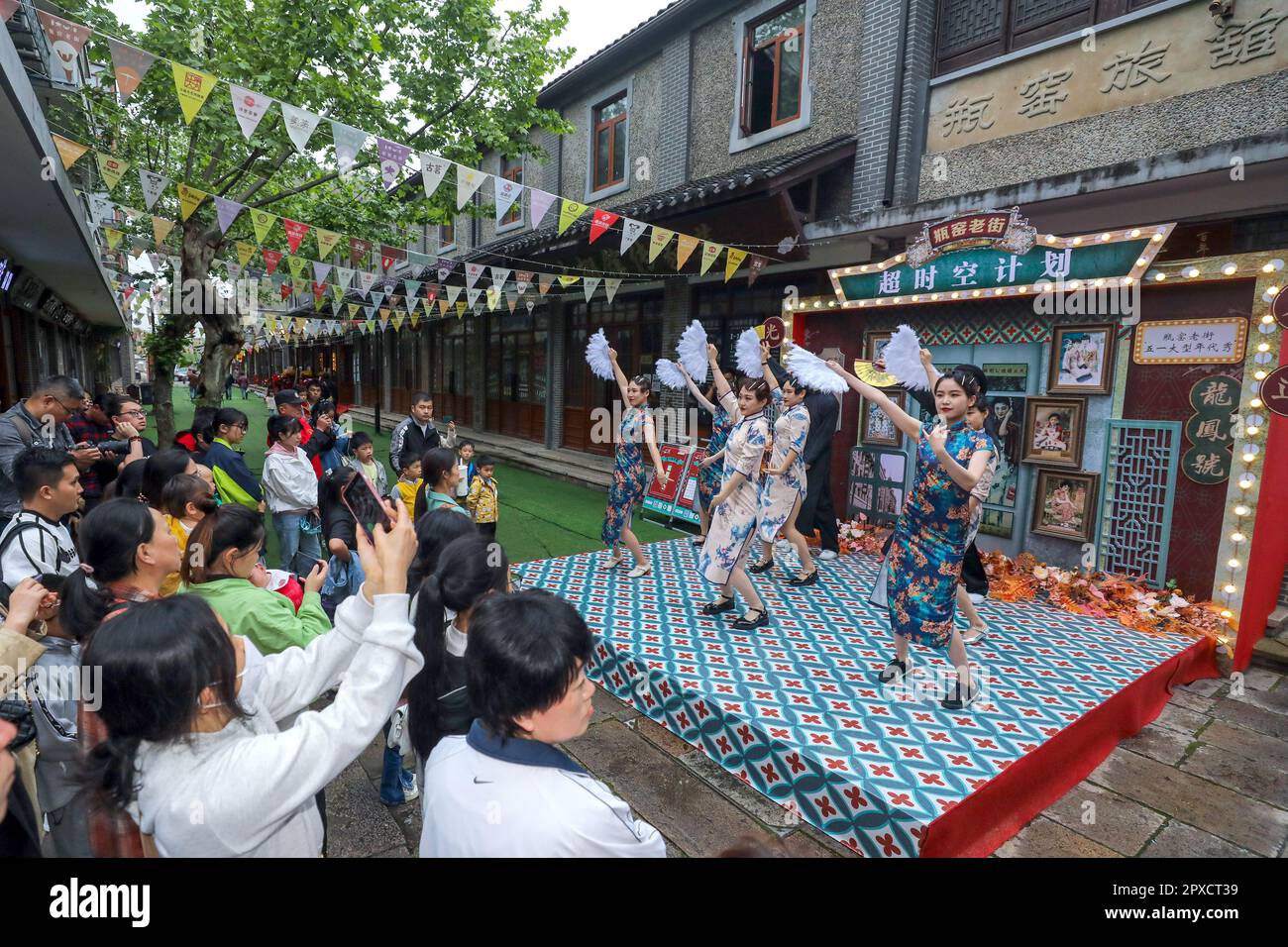 Hangzhou, province chinoise du Zhejiang. 29th avril 2023. Les gens regardent un spectacle de style rétro à Pingyao Old Street dans le district de Yuhang, dans la province de Zhejiang, en Chine orientale, à 29 avril 2023. La Chine est témoin d'un boom des voyages durant les cinq jours de congé du mois de mai de cette année. Credit: Xu Yu/Xinhua/Alay Live News Banque D'Images