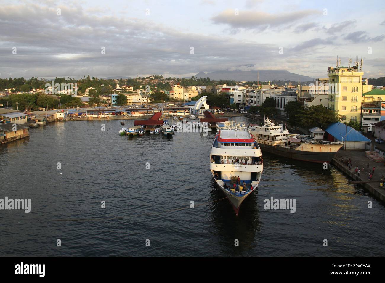 Les navires sont pendu sur la jetée du port, côte à côte Banque D'Images