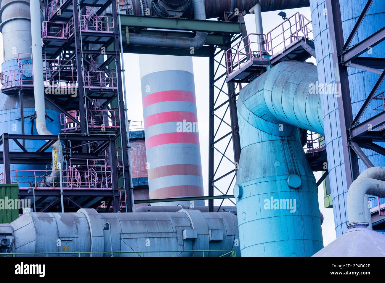 Duisburg, Allemagne. 02nd mai 2023. Vue du haut fourneau 8 sur le site de l'usine de ThyssenKrupp. Le président allemand veut en savoir plus ici sur une usine de production d'acier qui fonctionnera avec de l'hydrogène neutre sur le plan climatique. Credit: Rolf Vennenbernd/dpa/Alay Live News Banque D'Images