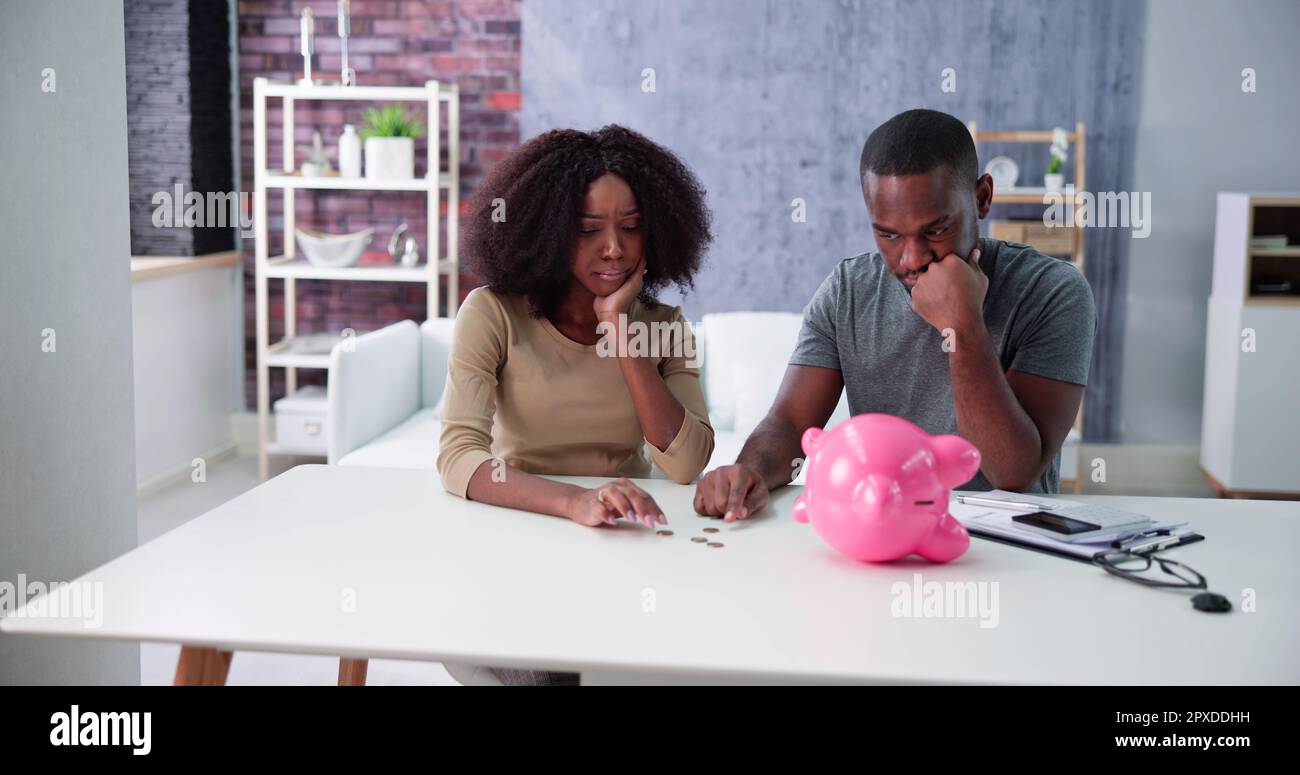 Un couple africain heureux qui prend sa retraite Finances Plan et argent Budget Banque D'Images
