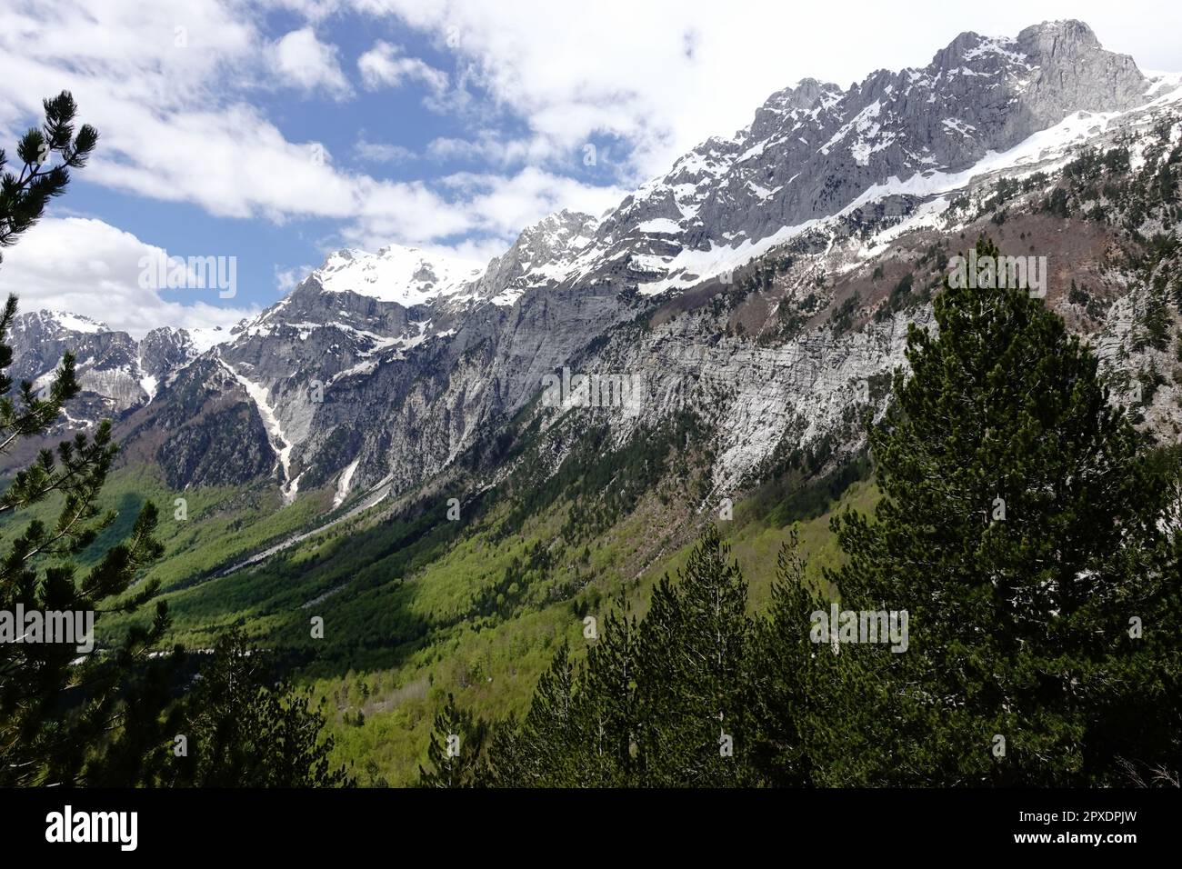 Vue sur la vallée de la Thème, col de Qafa e Pejes, montagnes accursed, Theth, Albanie Banque D'Images